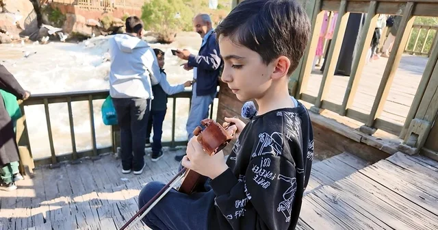 Giresunlu Mert Ali, Van ın eşsiz doğa şölenine kemençesiyle eşlik etti Van Haberleri Habertürk Yerel Haberler