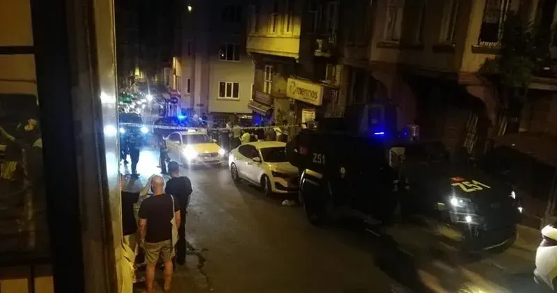 Beyoğlu nda patlayıcı bırakılan sokaktaki bina, araç ve iş yerlerinde hasar oluştu