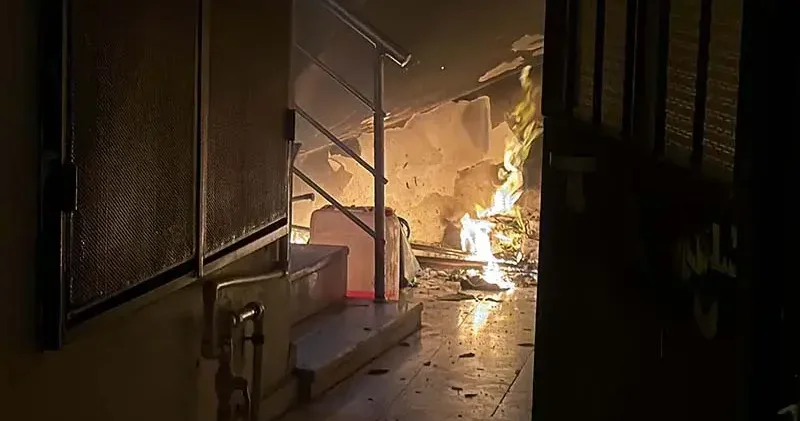 Apartman girişindeki yangını söndüren polis, mahsur kalan kadını kurtardı