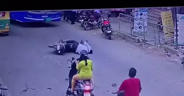 Hindistan da akılalmaz kaza: Hareket halindeki motosikletlinin başına ağaç dalı düştü!