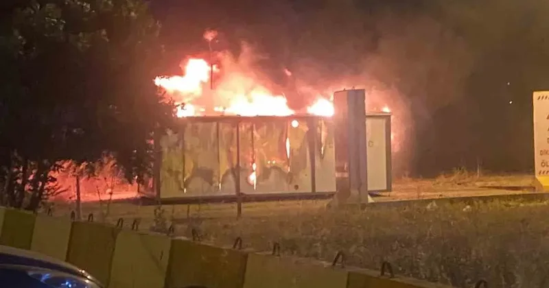 Hatay’da alevlere teslim olan konteyner kullanılamaz hale geldi
