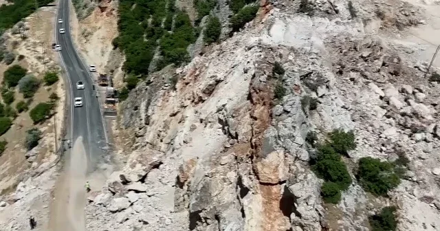 Adıyaman Çelikhan Karayolunda heyelan meydana geldi VİDEO İZLE
