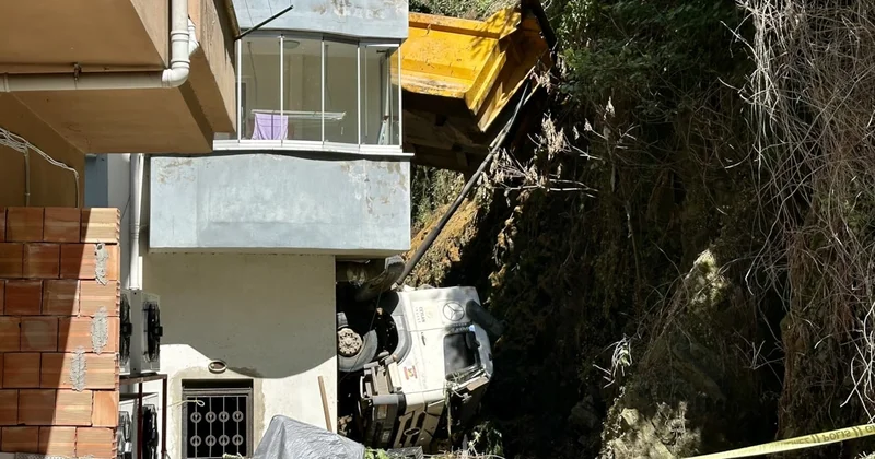 Yokuşta facianın eşiğinden dönüldü! Kamyon apartmana daldı Sözcü Gazetesi