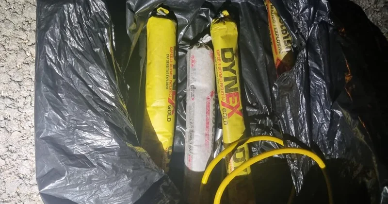 Adana da bir kamyonette 4 patlayıcı ve 1 tüfek ele geçirildi