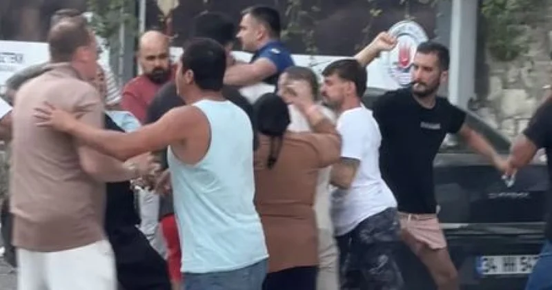SON DAKİKA İstanbul da trafik ortasında savaş gibi kavga: 4 kişiyi bıçakladı! Polis havaya ateş açtı Son dakika haberleri