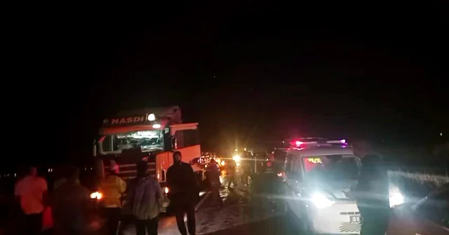 Niğde Kayseri yolunda traktörle çarpışan kamyonet alev aldı: 3 yaralı Niğde Haberleri Habertürk Yerel Haberler
