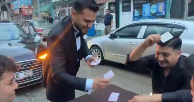Harçlık için gelin arabasının önünü kesip, yolun ortasında iskambil oynadılar Adana Haberleri Habertürk Yerel Haberler