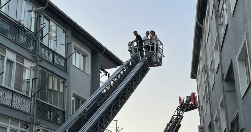 Burdur da 3 katlı binada çıkan yangında 6 kişi itfaiye ekiplerince kurtarıldı