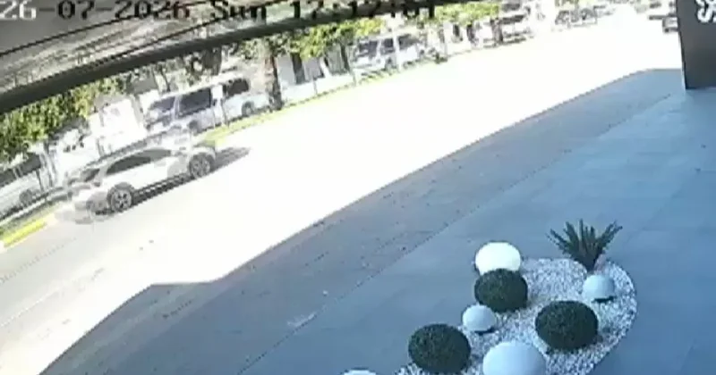 Antalya’da ani manevra kazayı beraberinde getirdi: 3 yaralı