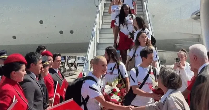 Filenin Sultanları, İstanbul a geldi! Tarih yazan milliler, alkışlarla karşılandı... Voleybol Haberleri Spor
