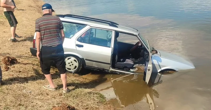 Baraja uçan otomobilden son anda atladı