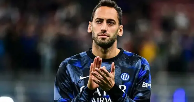 Hakan Çalhanoğlu tatil için memleketini seçti! Kramponları çıkardı kara lastikli giydi