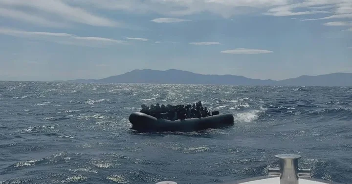 Ayvacık açıklarında 43 düzensiz göçmen yakalandı