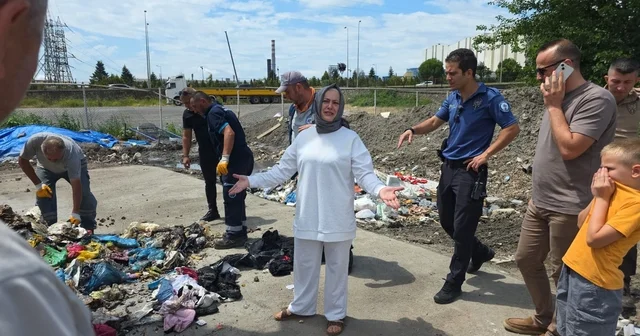 Altın dolu çantasını yol kenarına bırakıp evine çıktı, döndüğünde hayatının şokunu yaşadı Çöp sanılan çantayı alan ekipler, kamyondaki çöpleri boşaltıp sahibiyle altınları aradı Zonguldak Haberleri Habertürk Yerel Haberler