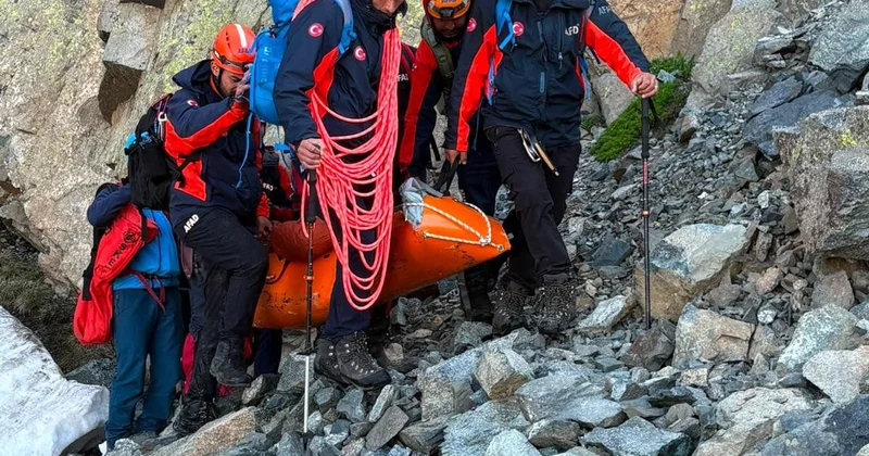 3 Bin 711 Metrede Verçenik Dağı nda Yaralı Dağcıyı kurtarma operasyonu