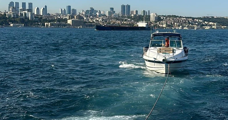 Kız Kulesi önlerinde sürüklenen tekne kurtarıldı