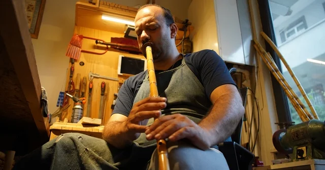 Çocukluk hayalini gerçekleştirdi, şimdi geleceğin neyzenlerini yetiştiriyor Basit gözüküyor ama yapması haftalar alıyor: 2 delik delmek ney yapmak değildir Sakarya Haberleri Habertürk Yerel Haberler