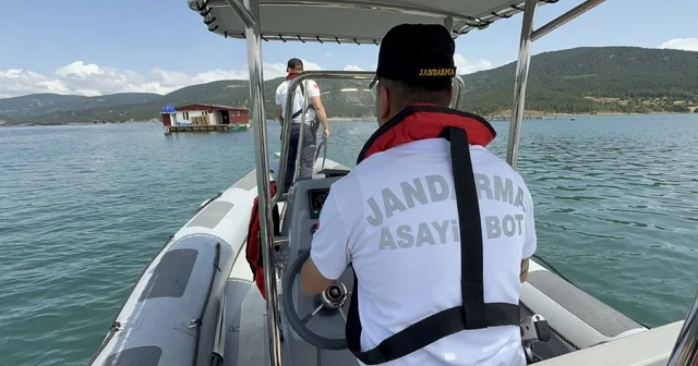 Jandarma çevre nöbetinde Jandarma ekipleri göl yüzeyinde botla gerçekleştirdikleri denetimlerde hem Türk somonunu koruyor hem de orman yangını risklerini azaltıyor Tokat Haberleri Habertürk Yerel Haberler
