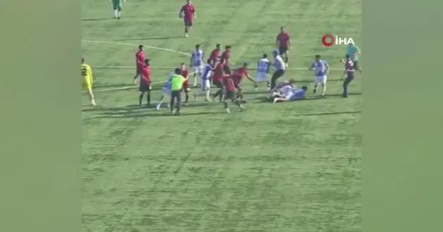 Mersin deki futbol maçında saha karıştı: Tekme tokat birbirlerine girdiler