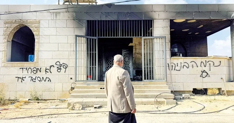 Batı Şeria’da yerleşimci terörü: Camileri ateşe verdiler