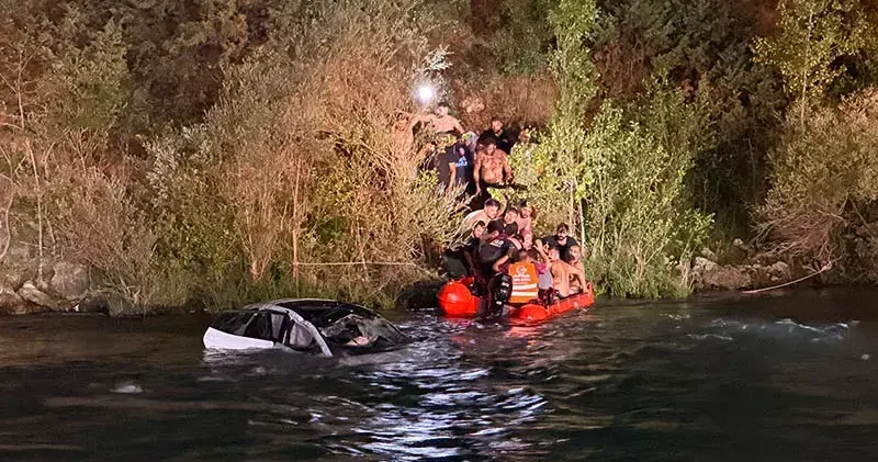 Tunceli’de otomobil takla atıp Munzur Nehri’ne düştü: 2 yaralı