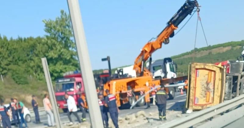 Havalimanı yolunda kaza: Kamyon devrildi, otomobil takla attı Sözcü Gazetesi