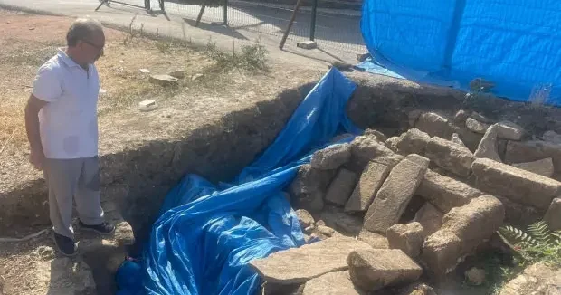 Bursa haberleri Bursa da tarihi mezarın üstü kapatılarak otopark görünümü verildi iddiası 27 Temmuz 2026