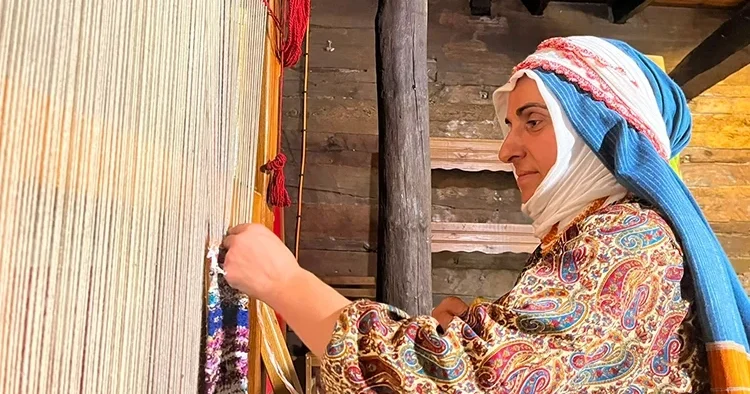 Adı artık Poşetçiye çıktı: Plastik atıkları geleneksel tezgahta kumaşa dönüştürüyor