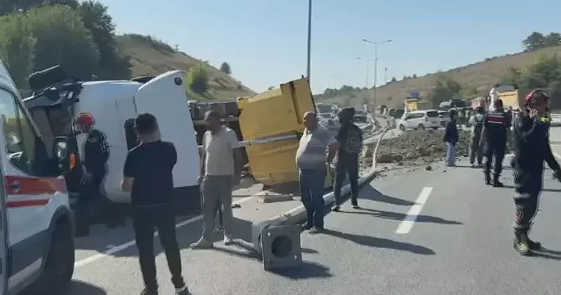 Eyüpsultan da otomobile çarpan hafriyat kamyonu devrildi: 2 yaralı
