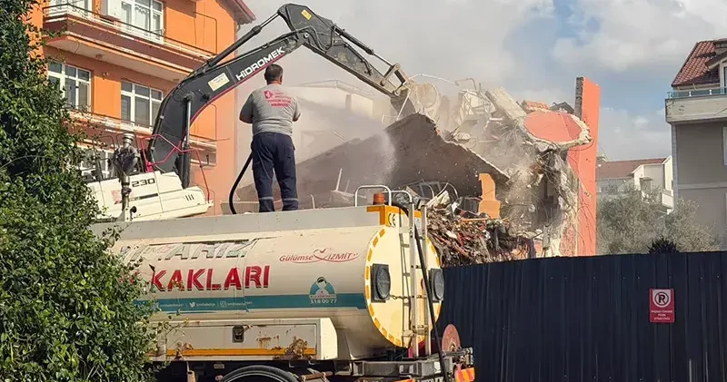 Bitişiğindeki temel kazısı sırasında yan yatmaya başlayan binanın yıkımı yapıldı