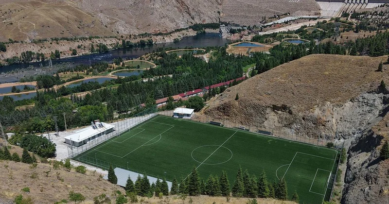 Keban Baraj Gölü manzaralı dağ dibinde stat