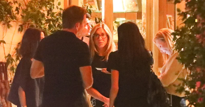 Friends oyuncuları akşam yemeğinde buluştu! Jennifer Aniston, sevgilisi Jim Curtis i de getirdi