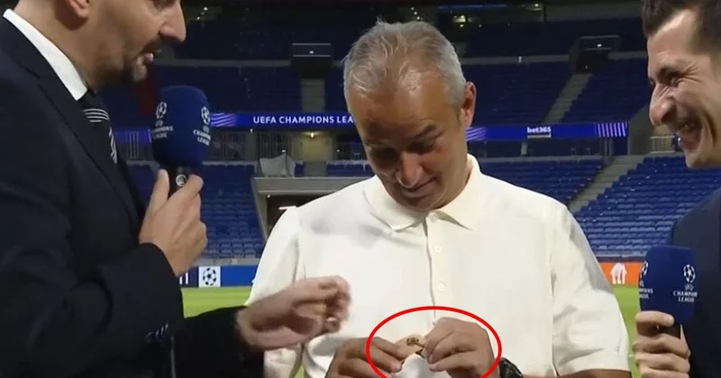 Canlı yayında konuşan İsmail Kartal a canlı yayında sürpriz hediye