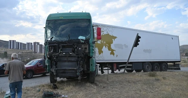 Kırıkkale de TIR, yolcu otobüsü ve kamyonetin karıştığı kazada 1 kişi yaralandı Kırıkkale Haberleri Habertürk Yerel Haberler