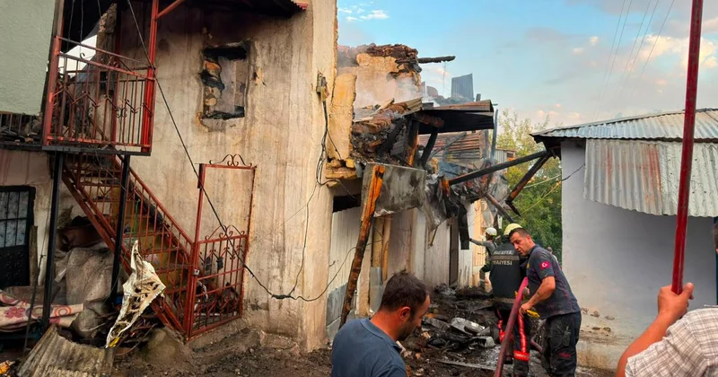 Erzincan da çıkan yangında bitişik haldeki 8 ev kullanılamaz hale geldi
