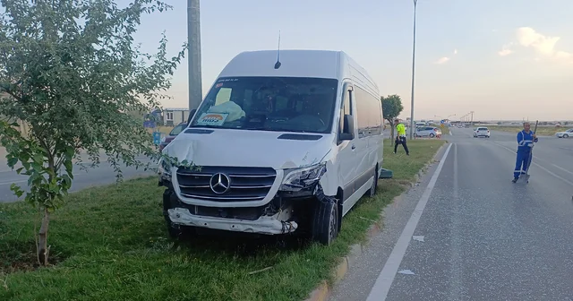 İşçi servisi refüjdeki reklam panosuna çarptı: 6 yaralı Aksaray Haberleri Habertürk Yerel Haberler