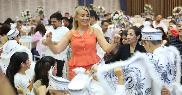 Merkezefendi de 6. kez düzenlenen sünnet şöleni çocukların yüzünü güldürdü Sünnet şölenine destek veren Denizli Özel Egekent Hastanesi plaketle onurlandırıldı Denizli Haberleri Habertürk Yerel Haberler