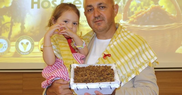 İlk kuru üzüm 4 bin TL den satıldı, üretici asıl fiyatı bekliyor Manisa da 2026 2027 sezonunun ilk kuru üzümü yapılan açık artırma ile 4 bin TL den alındı Manisa Haberleri Habertürk Yerel Haberler