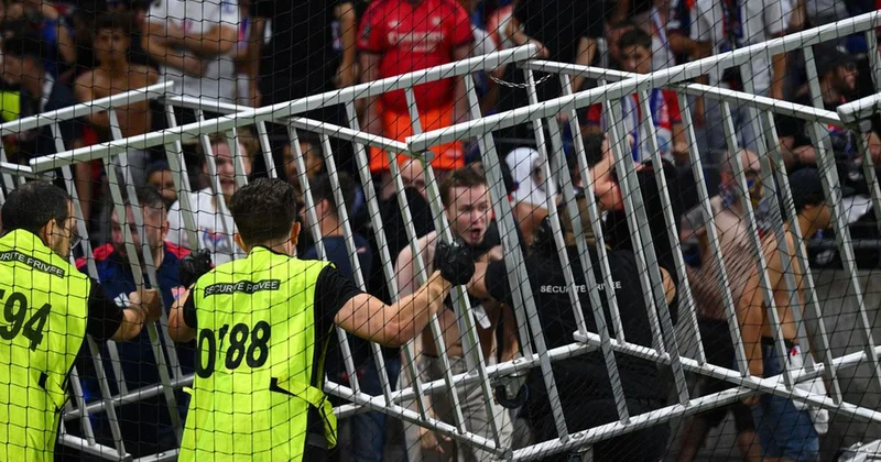 Maç sonunda çıkan olaylardan TRT de nasibini aldı