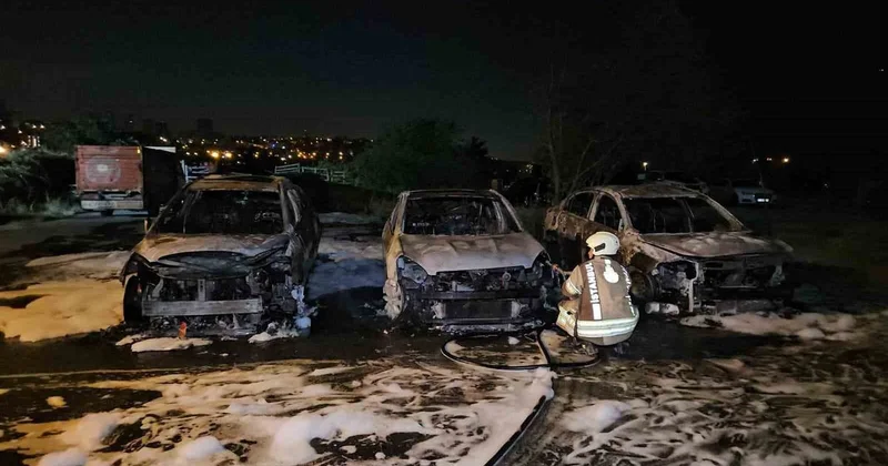 Avcılar da oto galeride yangın: 3 araç kül oldu