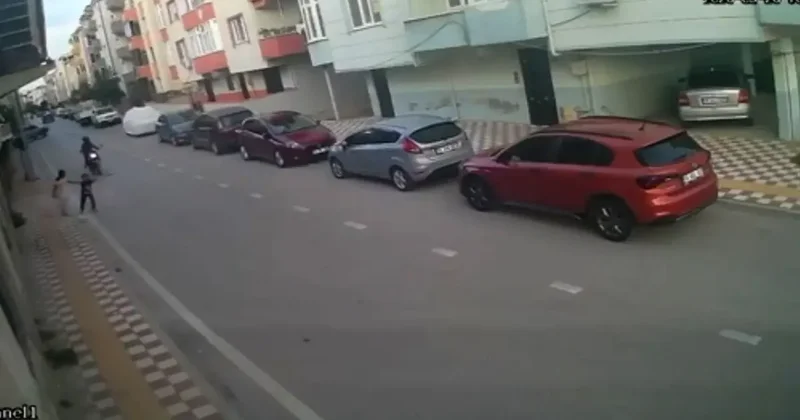 Aniden yola çıkan çocuğa motosiklet çarptı: Kaza anı kamerada