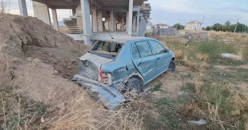 Kavşakta çarpışan araçlar savruldu: 2 yaralı