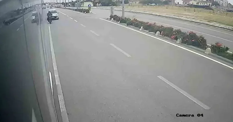 Otomobilin çarptığı elektrikli bisiklet sürücüsü havaya fırladı: O anlar kamerada