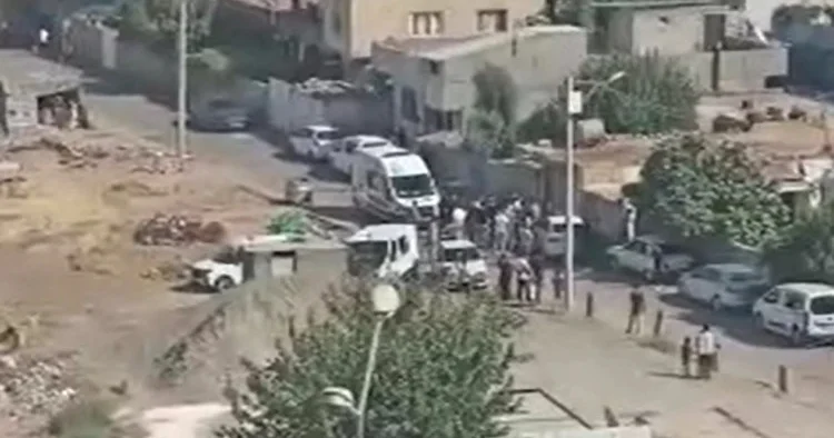 Mardin de sokak ortasında silahlı saldırı: Husumetlilerinin vurduğu adamın durumu ağır