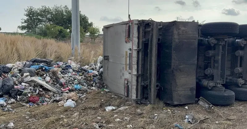 Adana’da atık yüklü tır devrildi: Sürücü yaralandı