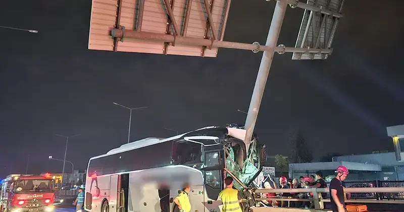 Yolcu otobüsü yön tabelasının direğine çarptı: 11 yaralı