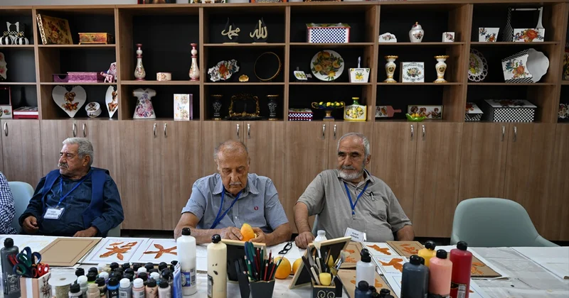 Emekli ressam Muzaffer Güner, 82 yaşında portakal kabuklarından kuş ve çiçek figürleri yapıyor