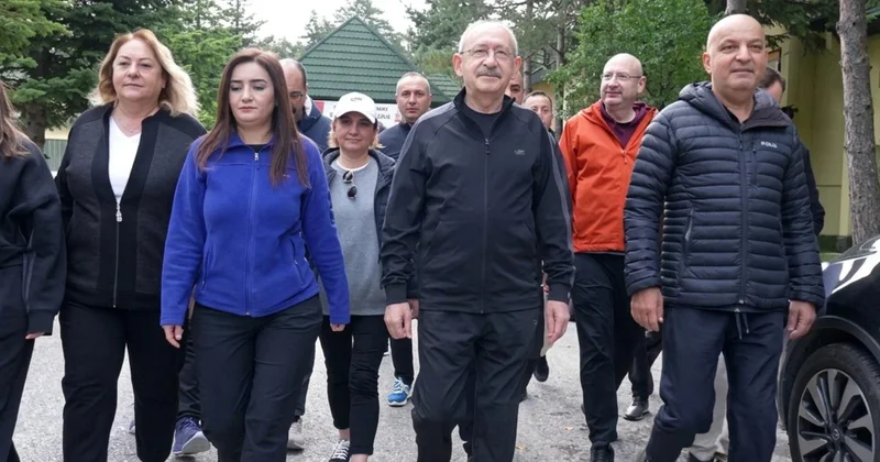 77 yaşındaki Kılıçdaroğlu nun Abant yürüyüşü: Yanındaki gençlerden daha tempolu yürümesi dikkat çekti
