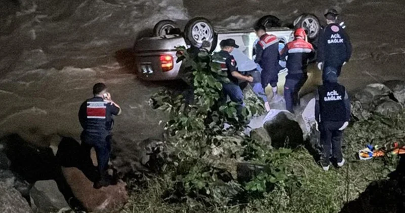 Trabzon Yomra da virajı alamayan otomobil dereye devrildi, sürücü yaşamını yitirdi