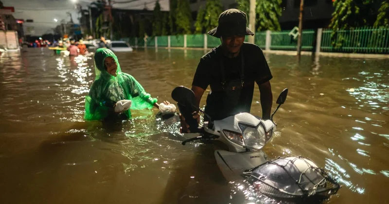 Tayland ın başkenti Bangkok ta etkili olan seller nedeniyle binlerce kişi tahliye edildi